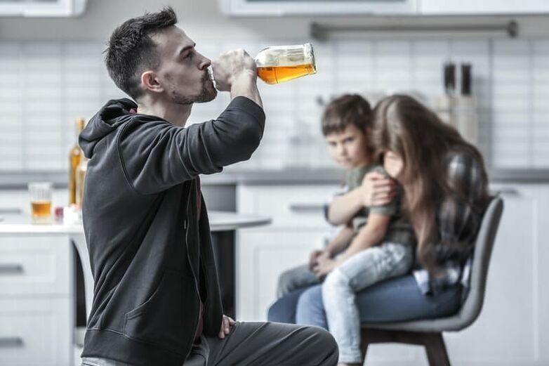 Un uomo beve alcolici, come aiutarlo a smettere
