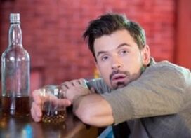 L'uomo beve alcolici a giorni alterni