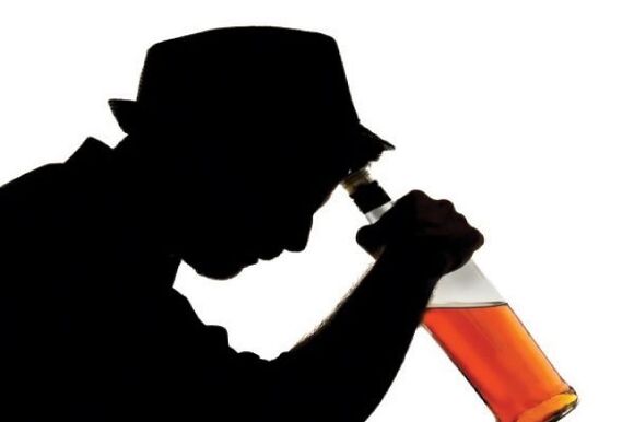 Un uomo beve alcolici, come smettere