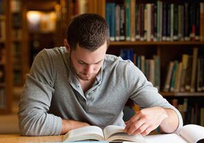 L'uomo legge un libro